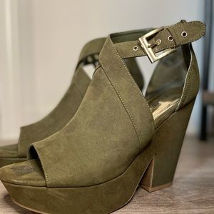 ** Like New** Carlos Santana Barrett Chunky Heel.